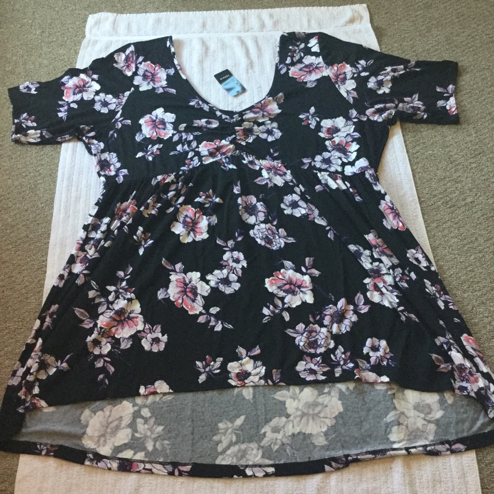 *NWT* Torrid Short-Long Watercolor Floral Tunic. 4